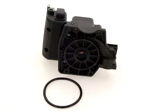 BOSCH Pumpe in schwarzer Ausführung mit abgerundeten Kanten und einem O-Ring. Die Pumpe hat eine zentrale Drehachse und mehrere Anschlussöffnungen.